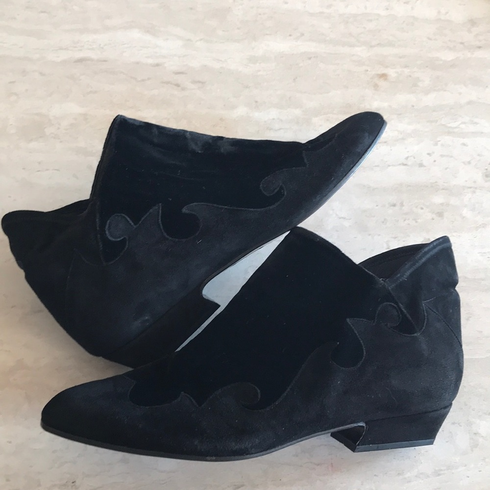 ***SOLD*** Stuart Weitzman Suede & Velvet Booties Sz 6